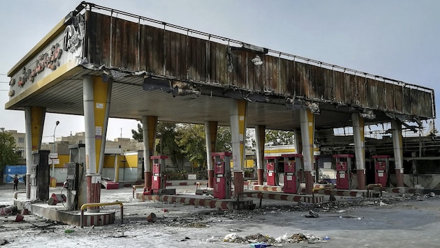Eine ausgebrannte Tankstelle in der Hauptstadt Teheran (Bild: ASSOCIATED PRESS)