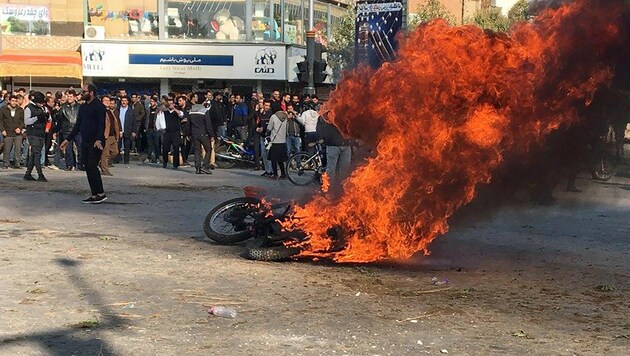 Ein brennendes Motorrad in der Großstadt Isfahan im Zentrum des Landes (Bild: APA/AFP)