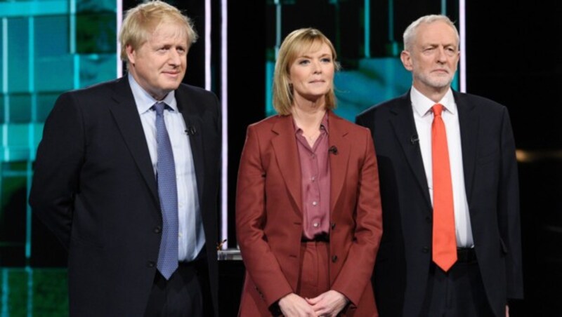 Boris Johnson und Jeremy Corbyn mit Moderatorin Julie Etchingham (Bild: AFP)