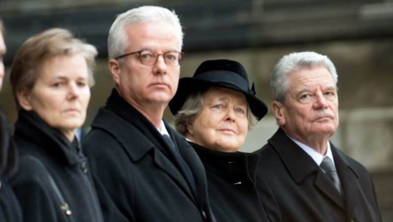 2015: Die Witwe, Marianne von Weizsäcker (2.v.r.), und der damalige Bundespräsident Joachim Gauck (r.), sowie die Kinder von Richard von Weizsäcker, Fritz von Weizsäcker und Beatrice von Weizsäcker, stehen beim Staatsakt für den verstorbenen Bundespräsidenten von Weizsäcker am Berliner Dom. (Bild: Maurizio Gambarini / dpa / picturedesk.com)