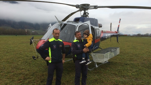 Der kleine Luis war bei Pilot Erwin Groß und Alpinpolizist Horst Wohlgemuth gut aufgehoben. (Bild: Daniel Gross)