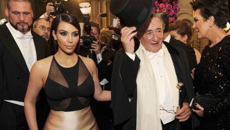 Kim Kardashian blickte bei ihrem Opernball-Besuch im Jahr 2014 an der Seite von Richard Lugner recht zwider drein. (Bild: APA/HERBERT PFARRHOFER)