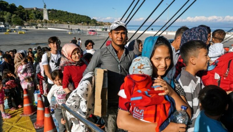 Migranten werden per Fähre von Lesbos aufs griechische Festland gebracht. (Bild: APA/AFP/ANTHI PAZIANOU)