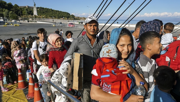 Migranten werden per Fähre von Lesbos aufs griechische Festland gebracht. (Bild: APA/AFP/ANTHI PAZIANOU)