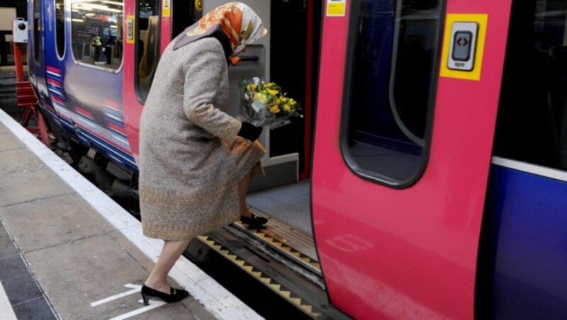 Queen Elizabeth besteigt den Zug nach Sandringham. (Bild: STEFAN ROUSSEAU / AFP / picturedesk.com)