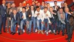 Sollenau holte sich den Sieg bei der Herbst-Gala, jubelte gemeinsam mit „NÖ-Krone“-Sportchef Hannes Steiner, Gerlinde Wohlauf von den Österreichischen Lotterien und Casino-Direktor Alexander Frantes über den Titel. (Bild: KRONENZEITUNG FOTO GERHARD GRADWOHL)