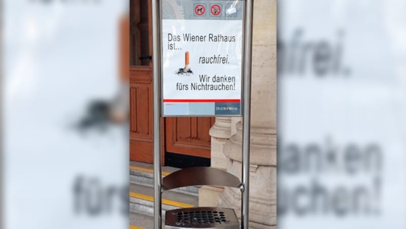 Das Schild im Eingangsbereich (Bild: Zwefo, krone.at-Grafik)