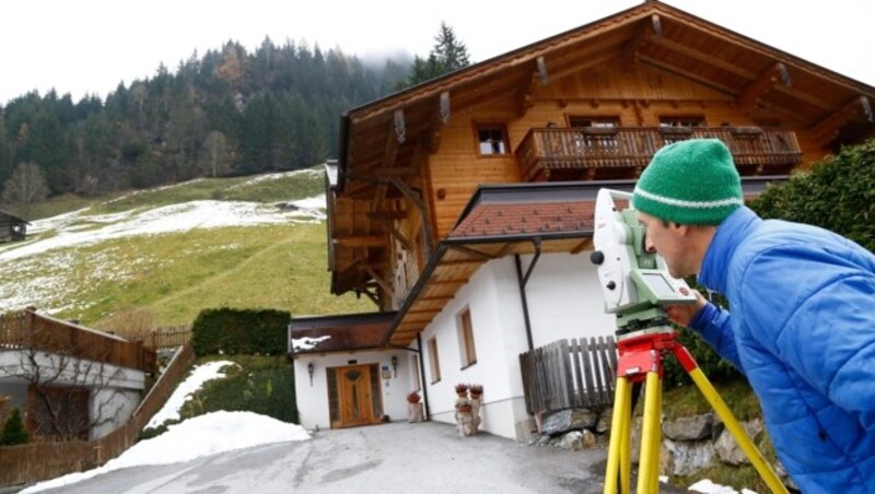 Josef Hettegger vermaß den gefährdeten Hang in Großarl im Auftrag von Geologe Gerald Valentin. (Bild: Gerhard Schiel)