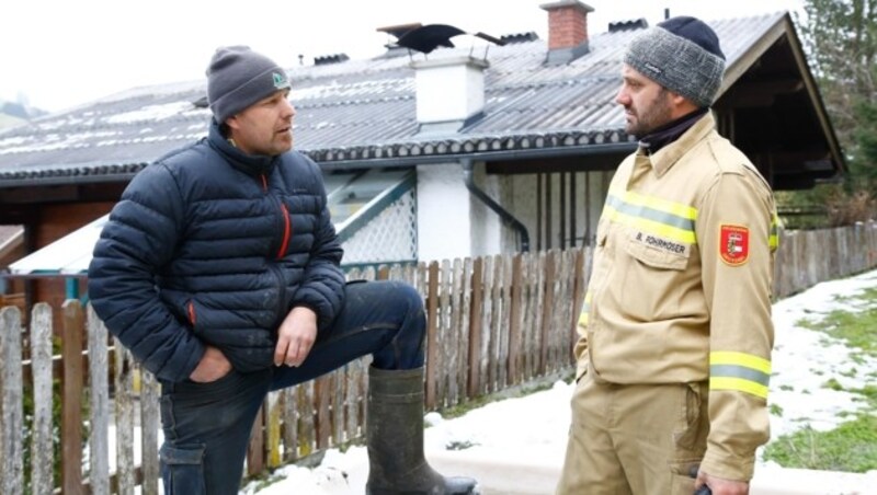 Toferer (li) bekam am Mittwoch Besuch von der Feuerwehr. Der Hang vor seinem Haus droht abzurutschen. (Bild: Gerhard Schiel)