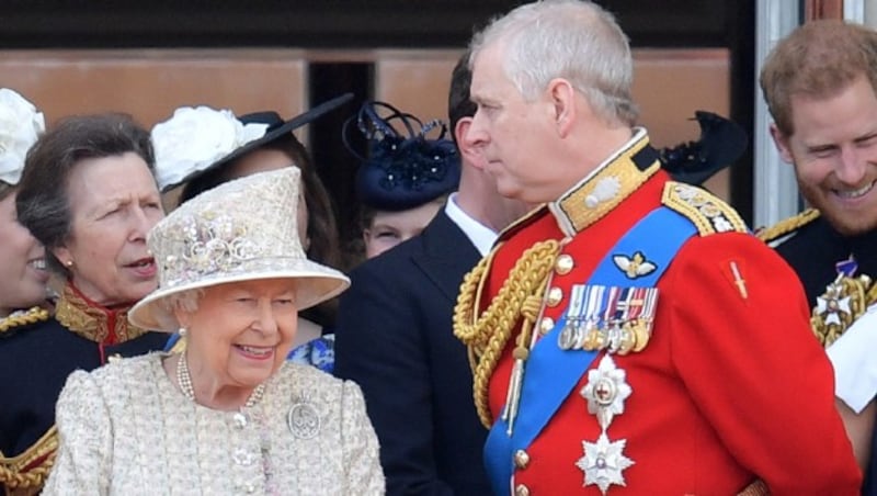 Die Queen und Prinz Andrew (Bild: AFP)