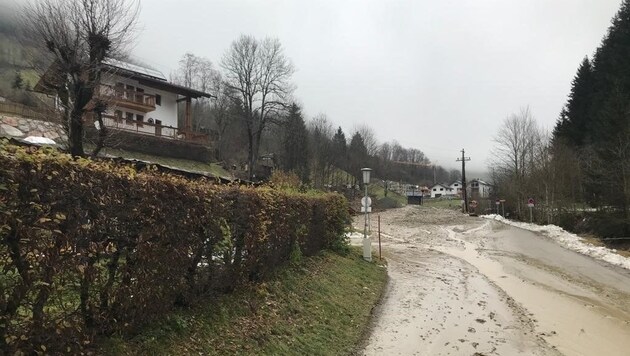 Im Thumersbachtal drohen weitere Murenabgänge. Sechs Gebäude wurden am Mittwochabend evakuiert. Betroffen im Thumersbachtal ist der Bereich Mitterberg rund um den Skitourenparkplatz. (Bild: Land Salzburg/BH Zell am See)