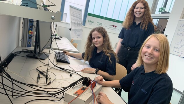 Die Schülerinnen der HTL im neuen Messlabor. (Bild: Leitner Tom)