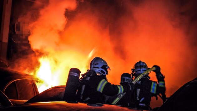 Das Feuer griff dank des raschen Löscheinsatzes der Feuerwehr Traun von den in Brand gesetzten Autos nicht auf das Werkstätten-Gebäude über (Bild: FF Traun)
