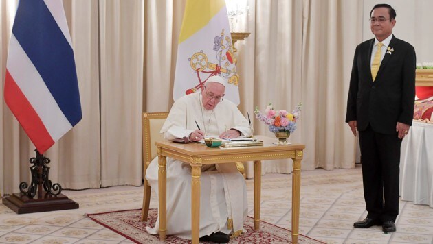 Thailands Ministerpräsident Prayut Chan-o-cha überreichte dem Papst sein Gästebuch, um sich zu verewigen. (Bild: AFP)