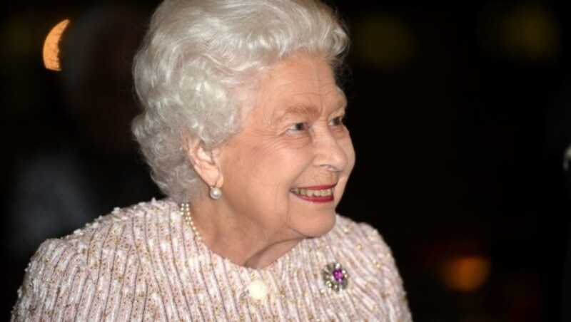 Queen Elizabeth II. zeigt sich tapfer lächelnd bei einem Auftritt vor dem Gespräch mit Prinz Andrew am 20. November 2019. (Bild: AFP)