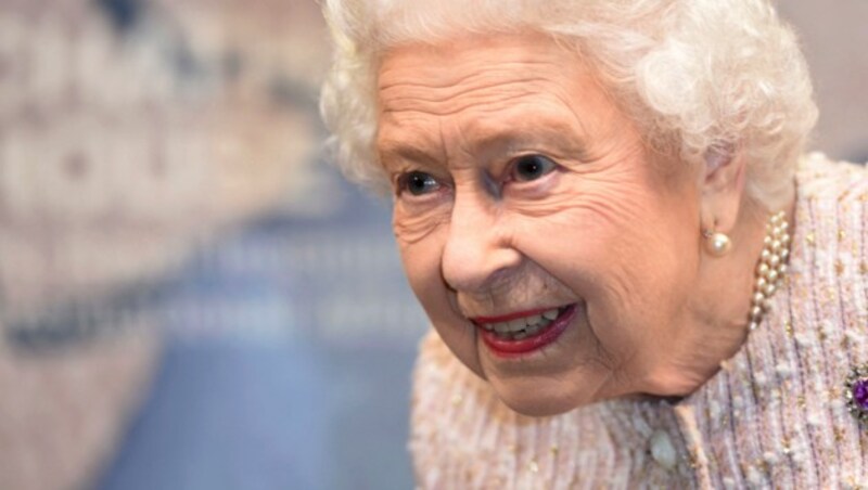 Queen Elizabeth ist nur 24 Minuten nach der Veröffentlichung der Rückzugserklärung von Prinz Andrew bei einem öffentlichen Auftritt zu sehen. (Bild: AP)