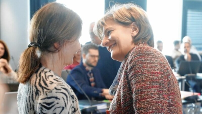 Uschi Schwarzl und Christine Oppitz-Plörer (re.) (Bild: Christof Birbaumer / Kronenzeitung)