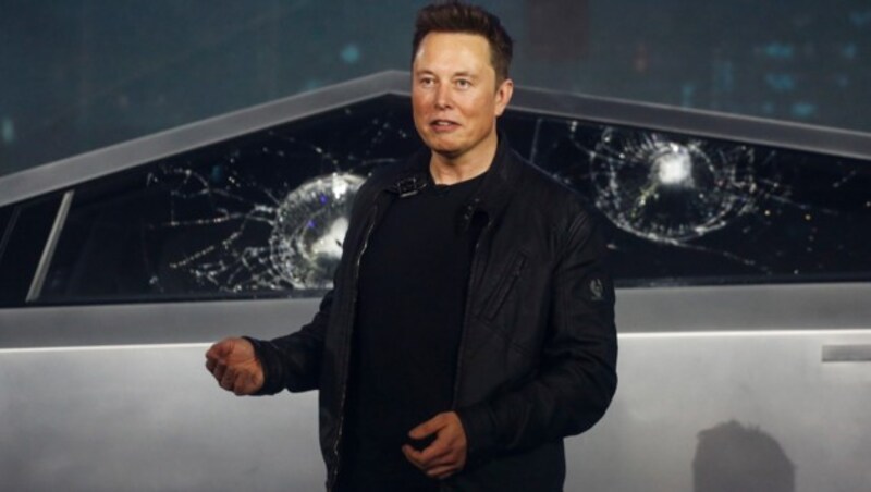 Tesla-Chef Elon Musk bei der pannenreichen Präsentation des „Cybertruck“ (Bild: AP)