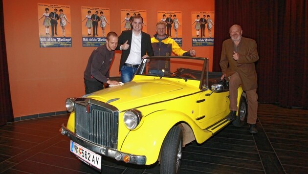 Donnerstag parkte Arno Ruckhofer das Original-Filmfahrzeug im Kino ein. Patrick Jonke und sein Carlovers-Team polierten es dort gleich für den großen Auftritt auf. (Bild: Evelyn Hronek Kamerawerk)
