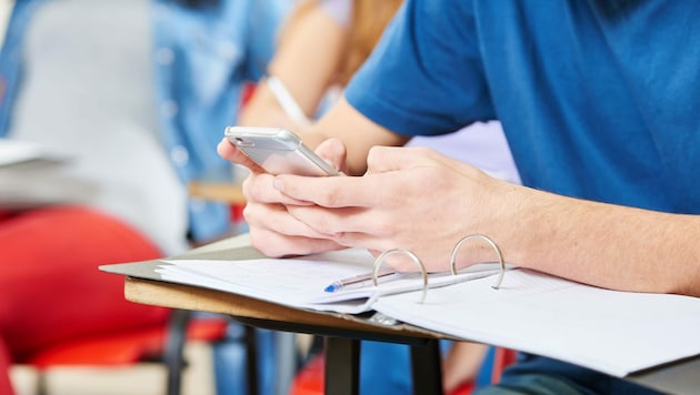 Smartphones can be both a tool and a disruptive factor in the classroom. (Bild: stock.adobe.com)