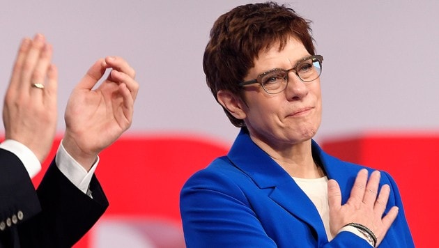 Eine sichtlich gerührte Annegret Kramp-Karrenbauer genoss am Bundesparteitag die siebenminütigen Standing Ovations. (Bild: AP)