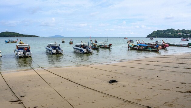 Boote an einem Strand der Insel Phuket (Bild: AFP)