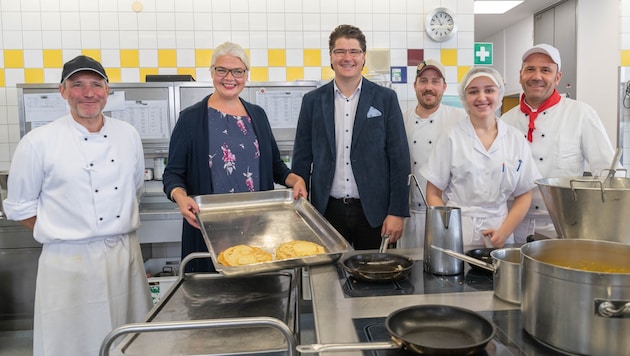 Die Küchenteams der Seniorenwohnhäuser leisten einen wertvollen Beitrag für weniger Lebensmittelabfall und damit zum Klimaschutz. (Bild: Stadt Salzburg / A. Killer)