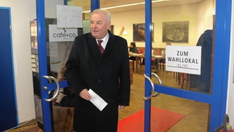 Hermann Schützenhöfer bei der Stimmabgabe in Graz-Andritz (Bild: Christian Jauschowetz)