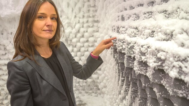 Marketingleiterin Katrin Ueberbacher präsentiert das neue Innendesign des „Snowroom“ von Snøhetta. (Bild: Hubert Berger)