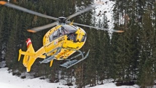 Mit einem Notarzthubschrauber (Symbolbild) wurde der Verletzte ins Krankenhaus geflogen. (Bild: Christof Birbaumer / Kronenzeitung)