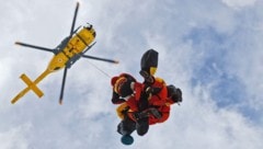 Mit dem Notarzthubschrauber (Symbolbild) wurde der verletzte Bursche ins Bezirkskrankenhaus Kufstein geflogen. (Bild: Birbaumer Christof)