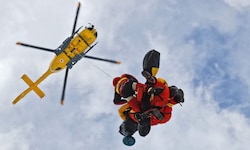 Mit dem Notarzthubschrauber (Symbolbild) wurde der Verletzte ins Krankenhaus geflogen.