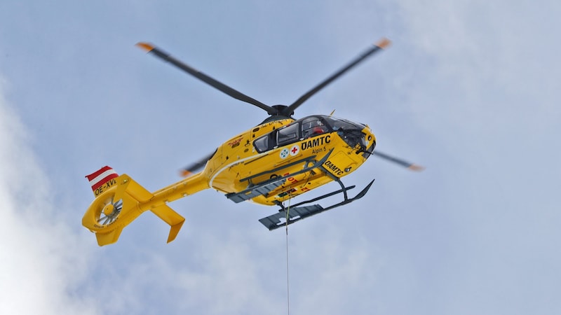 The woman was flown to hospital by helicopter (symbolic image). (Bild: Christof Birbaumer, Symbolbild)