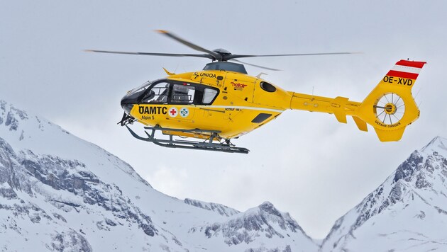 Ağır yaralı adam acil durum helikopteriyle Hall in Tirol'deki bölge hastanesine götürüldü. (Bild: Christof Birbaumer (Symbolbild))
