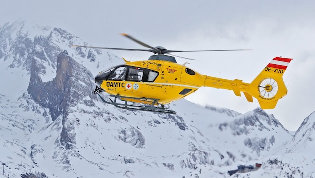 Der Bub wurde mit dem Notarzthubschrauber (Symbolbild) in die Innsbrucker Klinik geflogen. (Bild: Christof Birbaumer (Symbolbild))