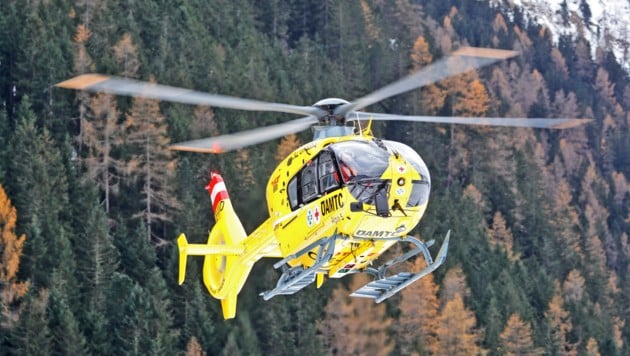 Der Schwerverletzte wurde vom Notarzthubschrauber ins Klinikum Wels geflogen (Bild: Christof Birbaumer (Symbolbild))