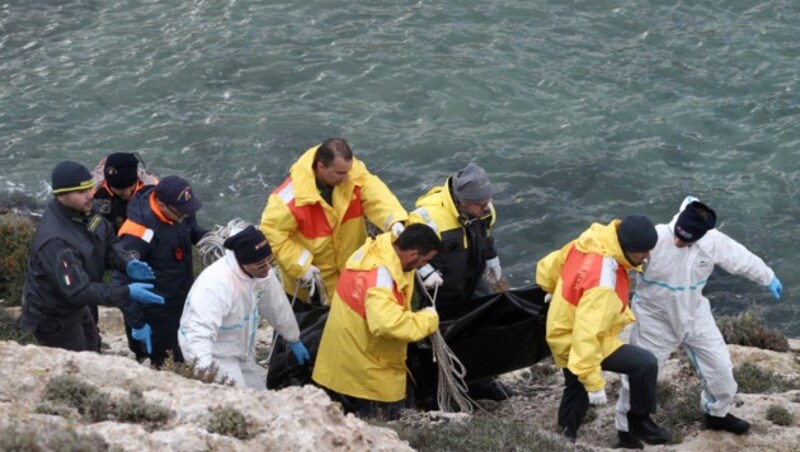 Die Einsatzkräfte entdeckten Leichen, die an die Küste gespült wurden. (Bild: AP)