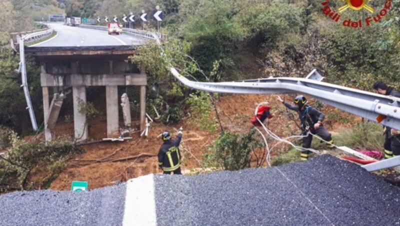 Ein etwa 30 Meter langes Stück der Morandi-Brücke brach nach einem Erdrutsch ein. (Bild: AFP )