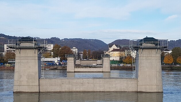 Die beiden Doppelpfeiler der Brücke werden noch lange unbelastet bleiben... (Bild: Werner Pöchinger)