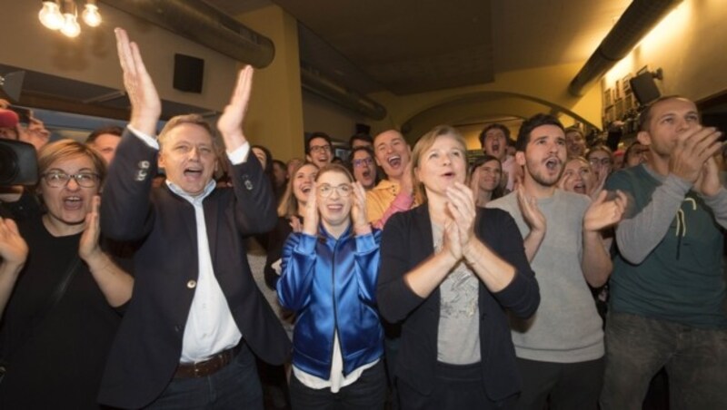 Erster Jubel: Grüne Führungsriege mit Judith Schwentner, Lara Köck und Lambert Schönleitner (v.r.) (Bild: Elmar Gubisch)