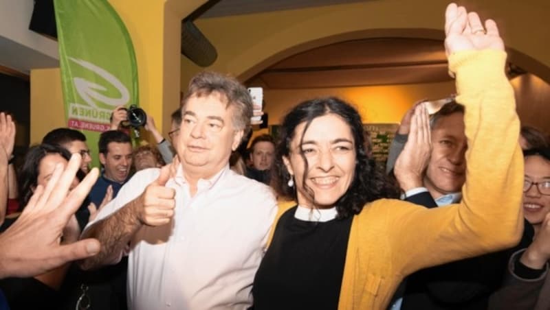 Riesen-Freude herrschte bei der steirischen Grünen-Kandidatin Sandra Krautwaschl. Mit ihr feierte Werner Kogler. (Bild: © Elmar Gubisch)