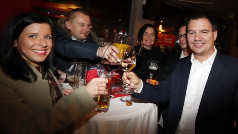 Landeshauptmann-Stellvertreter Michael Schickhofer (re.) während der Wahlfeier der SPÖ (Bild: APA/ERWIN SCHERIAU)