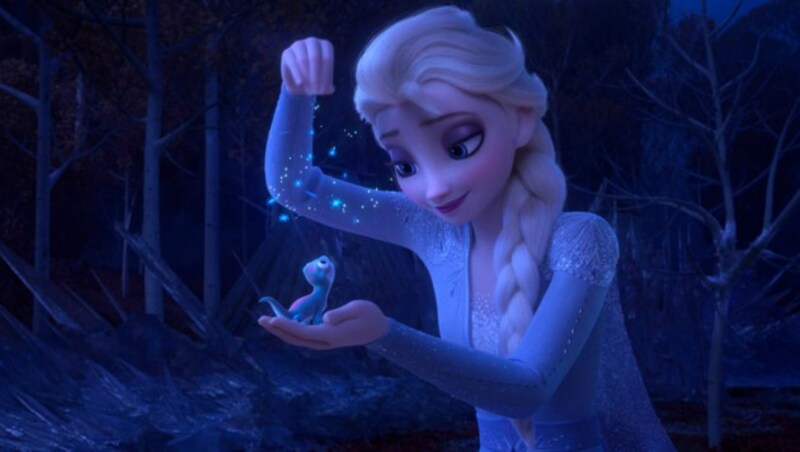 Elsa (im Original von Idina Menzel gesprochen), lässt Schneeflocken auf Salamander Bruni rieseln. (Bild: AP)