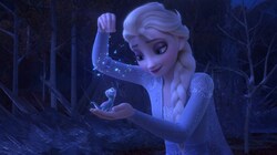 Elsa (im Original von Idina Menzel gesprochen), lässt Schneeflocken auf Salamander Bruni rieseln. (Bild: AP)