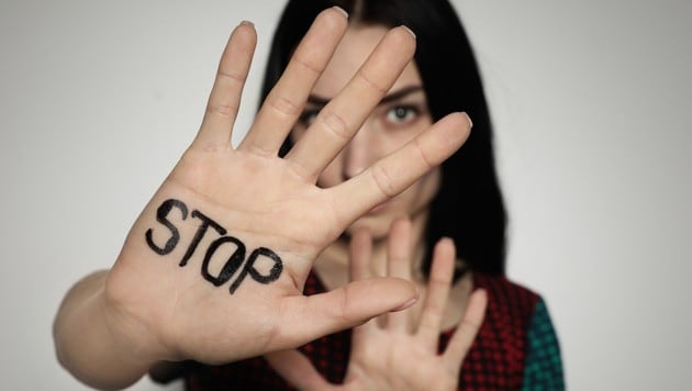 Über Partnergewalt zu sprechen, ist immer noch mit Scham behaftet, sagt StoP-Mitarbeiterin Sylvia Aufreiter. (Bild: stock.adobe.com, krone.at-Grafik)