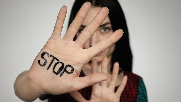 Die Gesellschaft braucht mehr Zivilcourage. Die Gewalt gegen Frauen muss ein Ende haben. (Bild: stock.adobe.com, krone.at-Grafik)