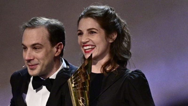 Moderator Florian Teichtmeister und Anna Rieser, die den „Nestroy“ am Sonntag im Theater an der Wien in Händen hielt. (Bild: HANS PUNZ / APA / picturedesk.com)