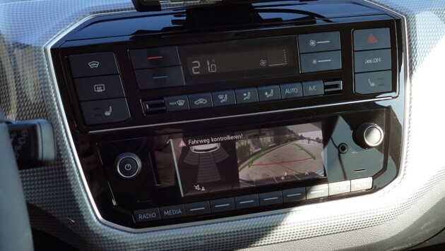 Die optionale Rückfahrkamera ist nur etwas für gute Augen. (Bild: Stephan Schätzl)