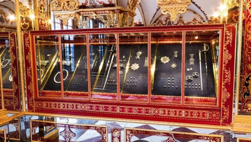 Eine Vitrine im Juwelenzimmer des historischen Grünen Gewölbes (Bild: gruenes-gewoelbe.skd.museum)