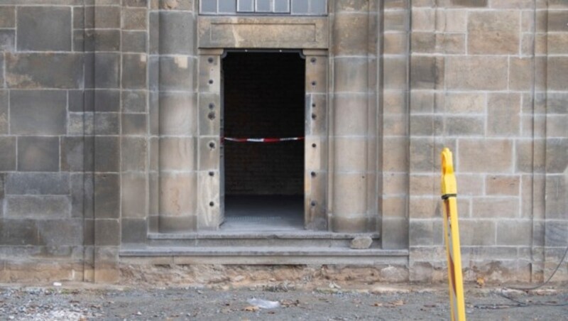 Die Täter hatten vor dem Einbruch unter der Augustusbrücke ein Feuer gelegt und damit die Stromzufuhr ins Grüne Gewölbe lahmgelegt. (Bild: AP)